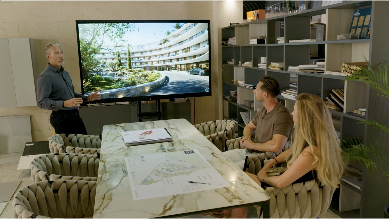 Nick presenteert een nieuwbouwproject aan huizenzoekers tijdens de opnames van aflevering 1