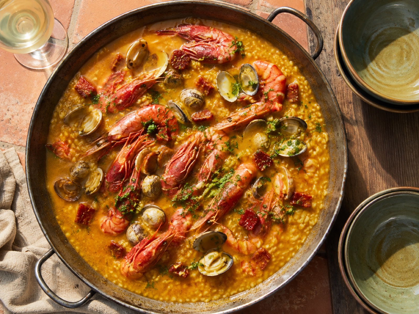 Pan met arroz caldoso, gamba’s, kokkels en peterselie-picada
