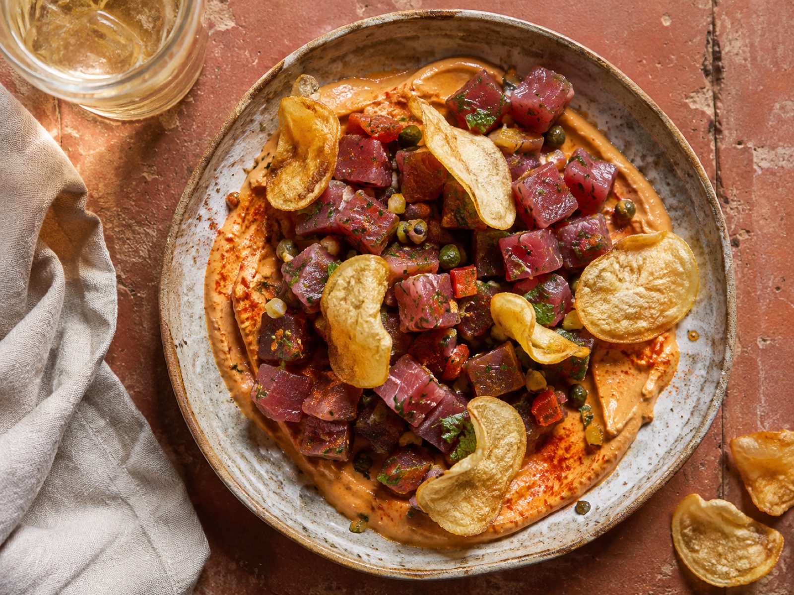 Bord met gerookte paprikaioli, tonijntartaar en chips